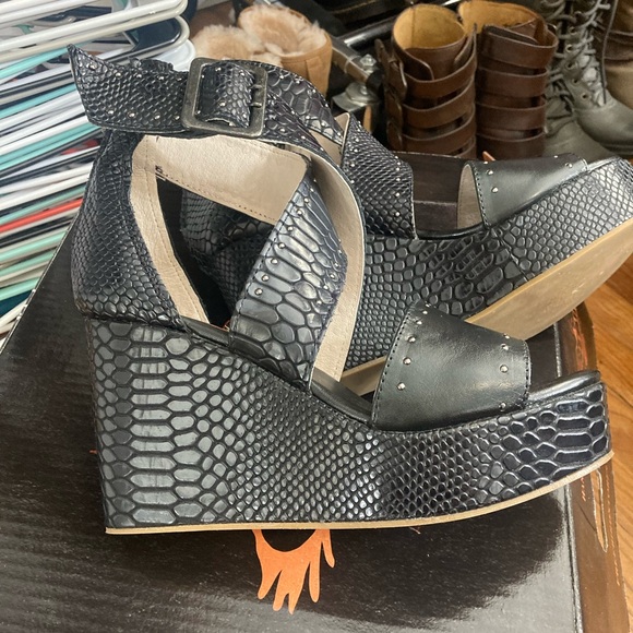 Freebird Black Textured Wedge Sandals - Picture 2 of 4